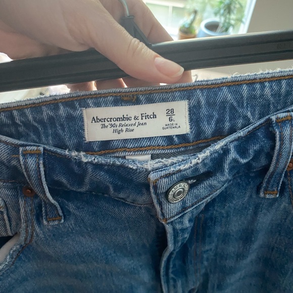 Abercrombie High Rise 90s Relaxed Jeans in Medium Wash in 28L - Picture 13 of 13